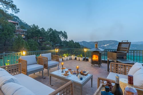 Chestnut Manor W/ Sky Jacuzzi & Steam Room
– 6 bedroom villa in Kasauli, Himachal Pradesh