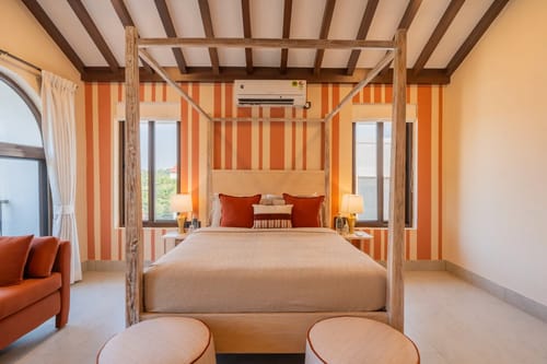 Villa Paraíso | Luxe Pet-friendly 4-BHK Villa With Pvt Pool, Bar, Lift & Scenic Hill Vistas – 4 bedroom villa in North Goa, Goa