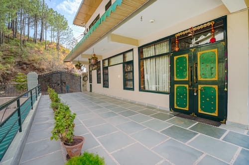 Dilli Villa Blush | Hillside Suite With Private Balcony, Common Pool & Scenic Views – 1 bedroom villa in Kasauli, Himachal Pradesh