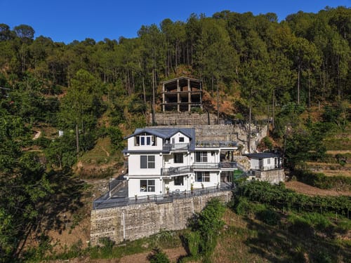Gamble Pine Glen | Pet-friendly Studio Apartment With Pvt Sit-out Area, Shared Plunge Pool & Lawn Amid Mountains – 1 bedroom villa in Kasauli, Himachal Pradesh