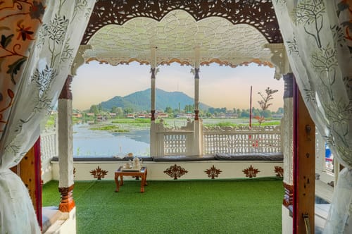 Kingori Houseboat – 3 bedroom villa in Srinagar, Jammu & Kashmir