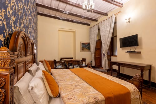 The Hive Cottage | Serene 9-Rooms Hillside Resort With Suites, Restaurant, & Outdoor Seating | Ample Parking – 9 bedroom villa in Nainital, Uttarakhand