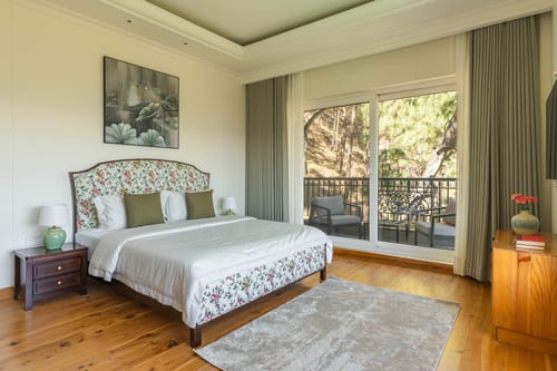 Chestnut Manor W/ Sky Jacuzzi & Steam Room
– 6 bedroom villa in Kasauli, Himachal Pradesh