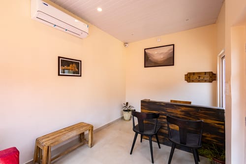 Mandovar Mountain Valley Retreat | 4 Room Pet-friendly Suite In a Private Estate with Shared Pool, Garden, Restaurant & Hill Views – 4 bedroom villa in Udaipur, Rajasthan