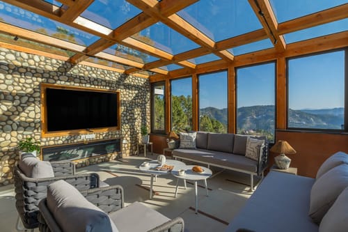 Chestnut Manor W/ Sky Jacuzzi & Steam Room
– 6 bedroom villa in Kasauli, Himachal Pradesh