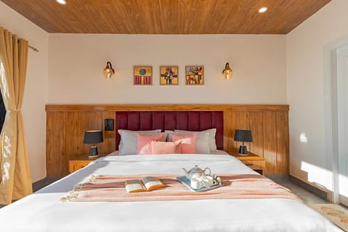 Evara | Serene Pet-friendly 4-BHK Hill Retreat With Balcony, Fireplace & Scenic Views – 4 bedroom villa in Mussoorie, Uttarakhand