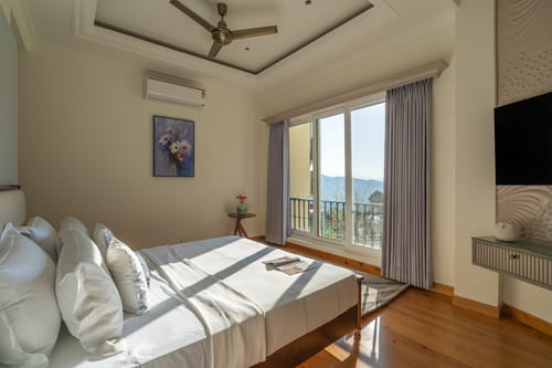 Chestnut Manor W/ Sky Jacuzzi & Steam Room
– 6 bedroom villa in Kasauli, Himachal Pradesh