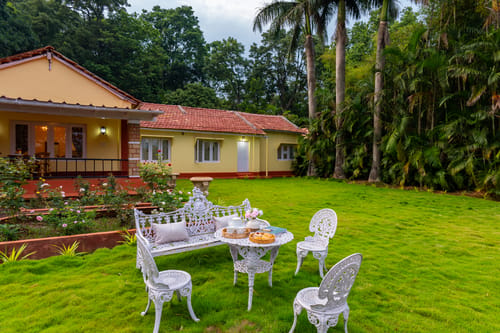 Blue Mountains | 3-BHK Pet-Friendly Retreat Amid Coffee Plantations with Verandah Sit-Out, Garden & Forest Vistas – 3 bedroom villa in Coorg, Karnataka