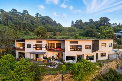 Nivriti W/ Heated Outdoor Pool – 4 bedroom villa in Kasauli, Himachal Pradesh