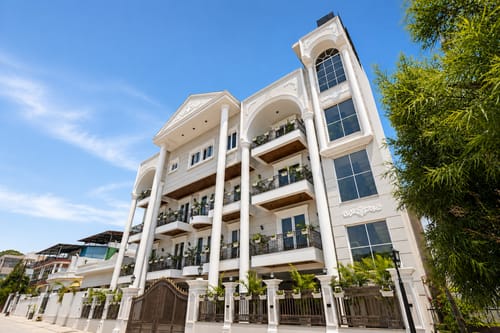 Kalyan Mansion Primrose | Elegant Room W/ Private Balcony, Shared Outdoor Space, Lift & Scenic Views – 1 bedroom villa in Dehradun, Uttarakhand