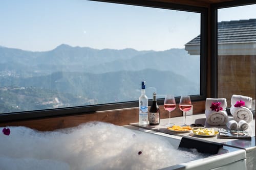 Chestnut Manor W/ Sky Jacuzzi & Steam Room
– 6 bedroom villa in Kasauli, Himachal Pradesh