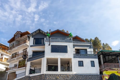 Evara | Serene Pet-friendly 4-BHK Hill Retreat With Balcony, Fireplace & Scenic Views – 4 bedroom villa in Mussoorie, Uttarakhand