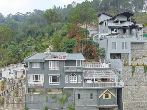 Beyond the Curb | 3- BHK Villa with Private Jacuzzi, Open-air Terrace & Hill Views – 3 bedroom villa in Kasauli, Himachal Pradesh