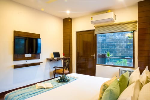 Kasauli Woods Cottage | Hillside 3-BHK Retreat With Outdoor Lounge, Balcony & Scenic Views – 3 bedroom villa in Kasauli, Himachal Pradesh