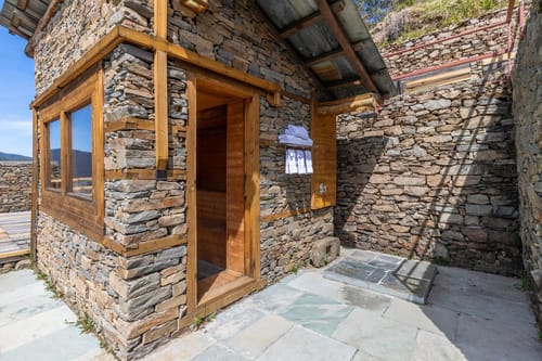 Everly | Pet-friendly Traditional 1-Bedroom Retreat With Attic, Sauna & Garden – 1 bedroom villa in Shimla, Himachal Pradesh