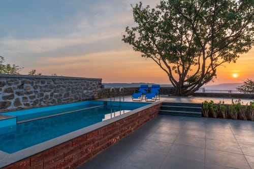 The Deck & Dawn Ecstasy – 6 bedroom villa in Mahabaleshwar, Maharashtra
