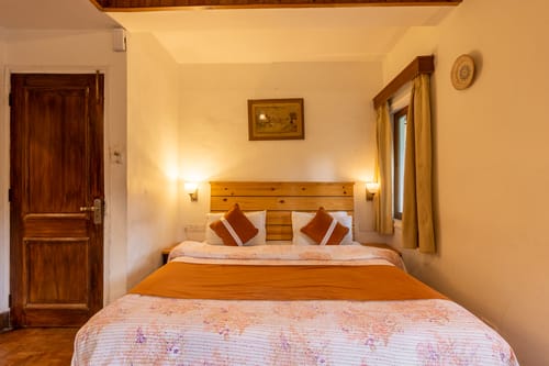 The Hive Cottage | Serene 9-Rooms Hillside Resort With Suites, Restaurant, & Outdoor Seating | Ample Parking – 9 bedroom villa in Nainital, Uttarakhand