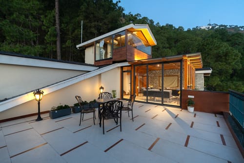 Chestnut Manor W/ Sky Jacuzzi & Steam Room
– 6 bedroom villa in Kasauli, Himachal Pradesh