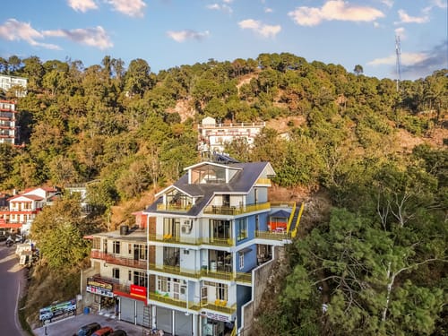 Hillshades Retreat | 6-BHK Villa With Sit-out Area, Private Pool, Restro, Game Zone, Panoramic Hill Views & a Lift – 6 bedroom villa in Kasauli, Himachal Pradesh