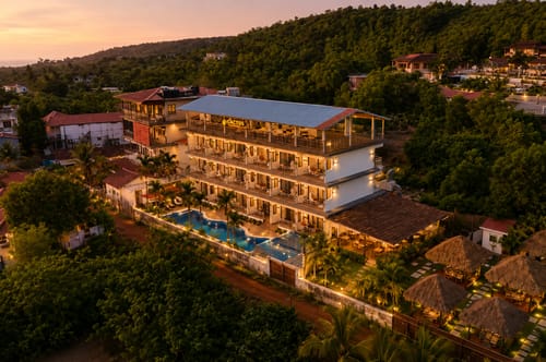 Gracias Aquora | 1-Room Retreat With Private Balcony, Shared Pool, & Restros, Close to Ashvem Beach – 1 bedroom villa in North Goa, Goa