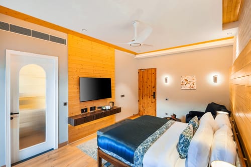 The Retreat Villa | 4-BHK Hillside Retreat with Indoor Pool, Jacuzzis | Near Kasauli Hill Station – 4 bedroom villa in Kasauli, Himachal Pradesh