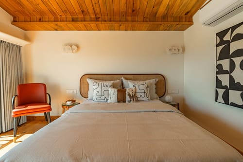 Chestnut Manor W/ Sky Jacuzzi & Steam Room
– 6 bedroom villa in Kasauli, Himachal Pradesh