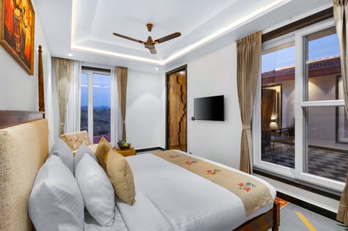Godan Terra Estate | 10-BHK Riverside Retreat with Pool, Garden, Elevated Gazebo in Nature & Mountain Views – 10 bedroom villa in Udaipur, Rajasthan