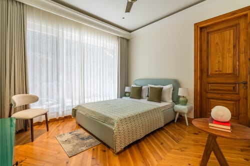 Chestnut Manor W/ Sky Jacuzzi & Steam Room
– 6 bedroom villa in Kasauli, Himachal Pradesh