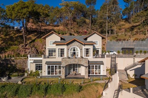 ILIKA W Heated Infinity Pool and Jacuzzi – 8 bedroom villa in Kasauli, Himachal Pradesh