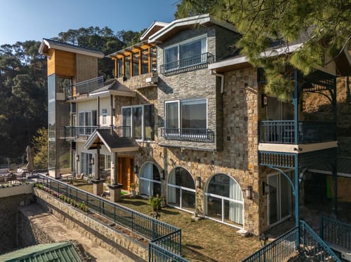 Chestnut Manor W/ Sky Jacuzzi & Steam Room
– 6 bedroom villa in Kasauli, Himachal Pradesh