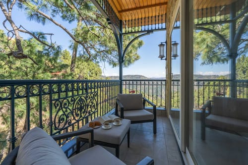 Chestnut Manor W/ Sky Jacuzzi & Steam Room
– 6 bedroom villa in Kasauli, Himachal Pradesh