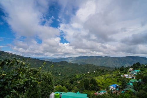 Trio’s Top | Hilltop Pet-friendly 2-BHK with Shared Sit-out Area, Stepped Garden & Hill Views – 2 bedroom villa in Mukteshwar, Uttarakhand