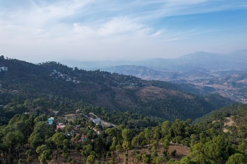 SnowPeak Villa | 3-BHK Pet-friendly Hideaway with Sit-Outs & Glass Patio, Garden &Hill Views – 3 bedroom villa in Ranikhet, Uttarakhand