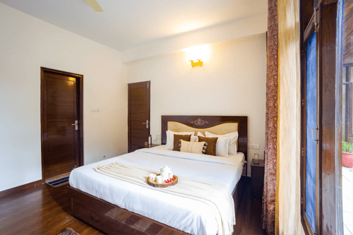 Kasauli Woods Cottage | Hillside 3-BHK Retreat With Outdoor Lounge, Balcony & Scenic Views – 3 bedroom villa in Kasauli, Himachal Pradesh