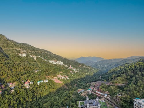 Pinnacle | Hilltop 3-BHK Apartment with Picturesque Balcony & Scenic Views  – 3 bedroom villa in Kasauli, Himachal Pradesh