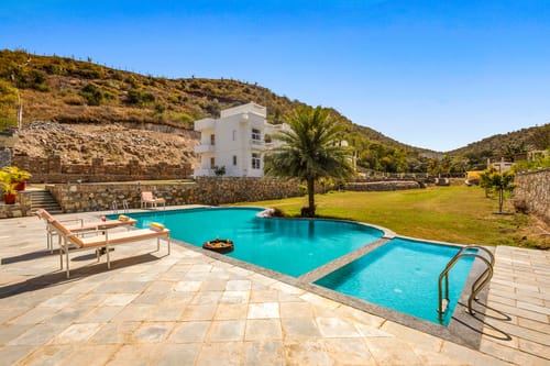 Mandovar Mountain Valley Retreat | 4 Room Pet-friendly Suite In a Private Estate with Shared Pool, Garden, Restaurant & Hill Views – 4 bedroom villa in Udaipur, Rajasthan