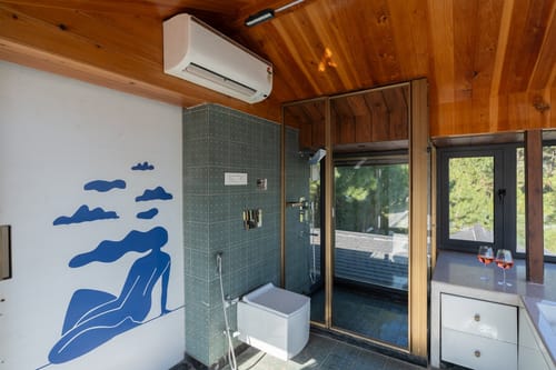 Chestnut Manor W/ Sky Jacuzzi & Steam Room
– 6 bedroom villa in Kasauli, Himachal Pradesh