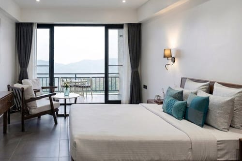 Royal Suite w/ Valley View @ Vee Resort – 6 bedroom villa in Mahabaleshwar, Maharashtra