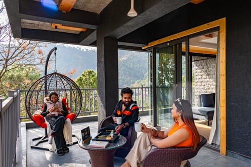 The Retreat Villa | 4-BHK Hillside Retreat with Indoor Pool, Jacuzzis | Near Kasauli Hill Station – 4 bedroom villa in Kasauli, Himachal Pradesh