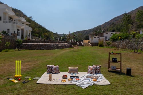 Mandovar Mountain Valley Retreat | 4 Room Pet-friendly Suite In a Private Estate with Shared Pool, Garden, Restaurant & Hill Views – 4 bedroom villa in Udaipur, Rajasthan
