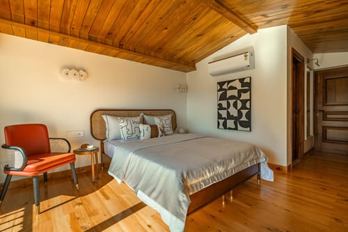 Chestnut Manor W/ Sky Jacuzzi & Steam Room
– 6 bedroom villa in Kasauli, Himachal Pradesh