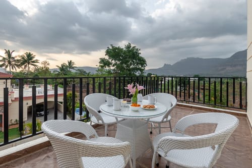 Ansh Villa | 4BHK Private Pool Retreat with Turf & Garden | Near Sahyadri Waterfall – 4 bedroom villa in Karjat, Maharashtra