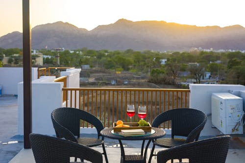 Parvam Retreat | Charming Pet-friendly 2-BHK Villa With Private Pool, Garden, Terrace & Aravali Hill Views – 2 bedroom villa in Udaipur, Rajasthan