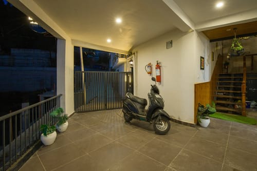 Evara | Pet-friendly 2-BHK Hilltop Hideaway With Balcony, Fireplace & Views – 2 bedroom villa in Mussoorie, Uttarakhand