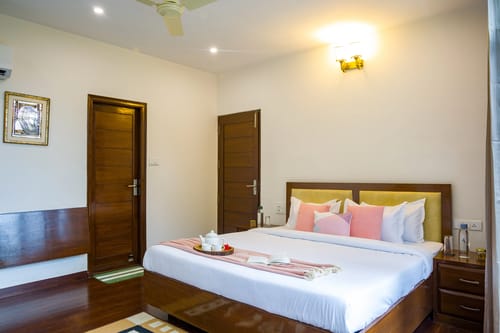 Kasauli Woods Cottage | Hillside 3-BHK Retreat With Outdoor Lounge, Balcony & Scenic Views – 3 bedroom villa in Kasauli, Himachal Pradesh