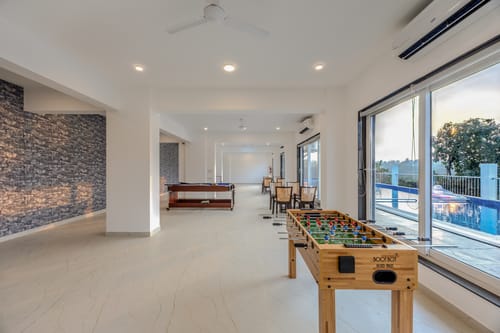 Midpoint UMA Suite | Pet-friendly 1-Room with Shared Outdoor Pool, Living Area & Entertainment Lounge | Lift Access – 1 bedroom villa in South Goa, Goa