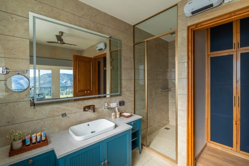 Chestnut Manor W/ Sky Jacuzzi & Steam Room
– 6 bedroom villa in Kasauli, Himachal Pradesh