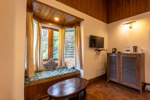 The Hive Cottage | Serene 9-Rooms Hillside Resort With Suites, Restaurant, & Outdoor Seating | Ample Parking – 9 bedroom villa in Nainital, Uttarakhand