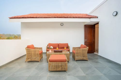 Villa Paraíso | Luxe Pet-friendly 4-BHK Villa With Pvt Pool, Bar, Lift & Scenic Hill Vistas – 4 bedroom villa in North Goa, Goa