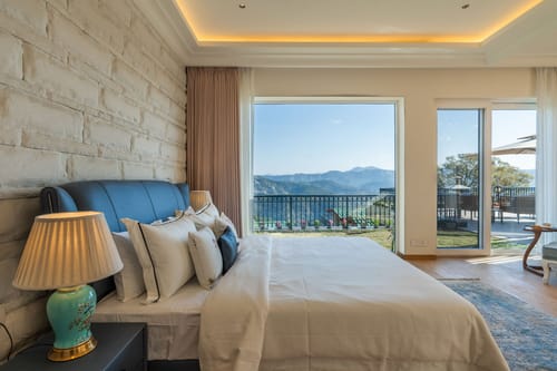 Chestnut Manor W/ Sky Jacuzzi & Steam Room
– 6 bedroom villa in Kasauli, Himachal Pradesh